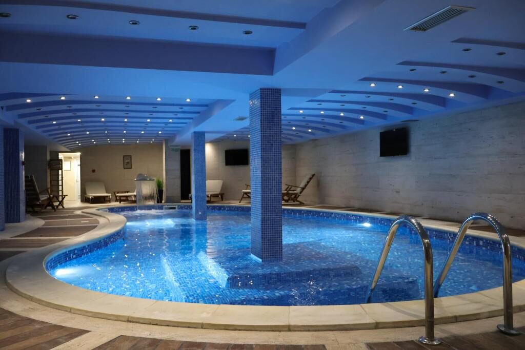 Indoor swimming pool at Hotel Rožaje