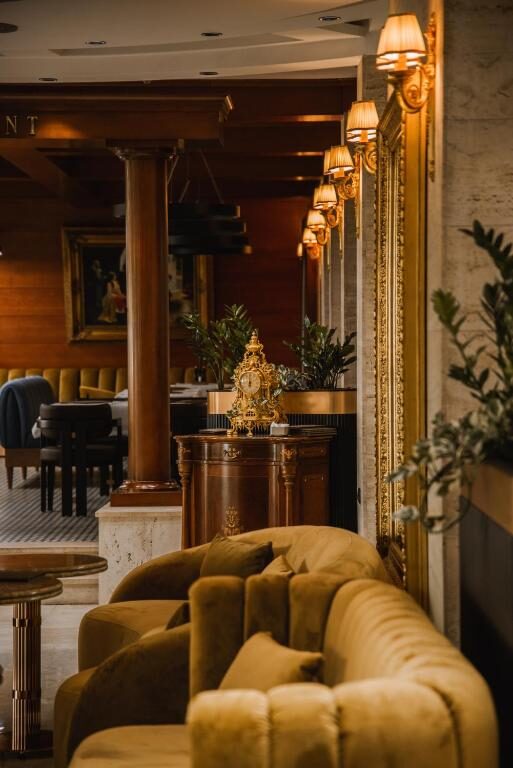 Warm hotel interior with wood panelling and brass details